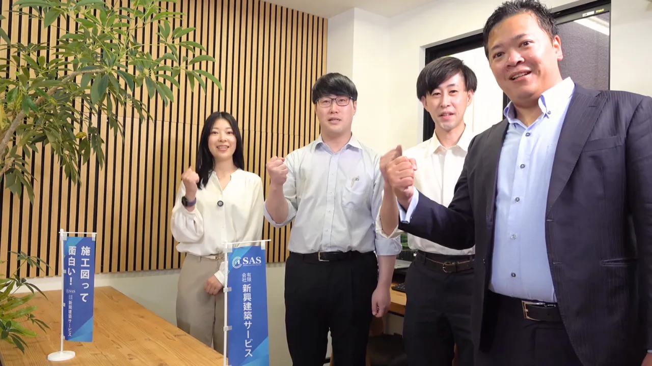 チームで打ち合わせをする社員
