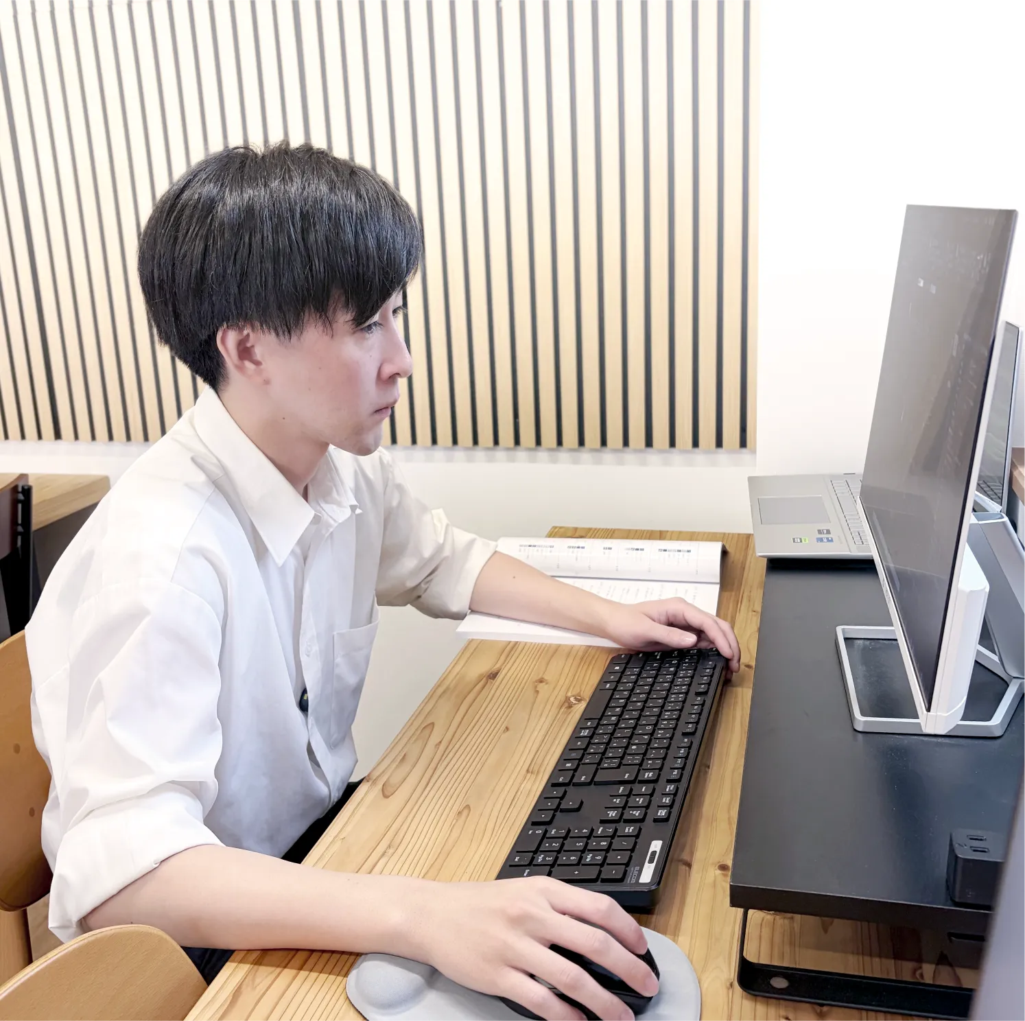 建築施工図の仕事に取り組む社員