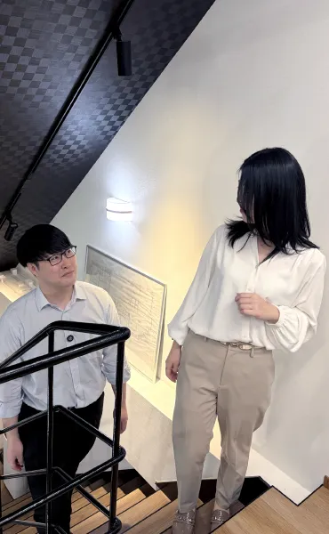 施工図を確認しながら仕事を進めるスタッフ